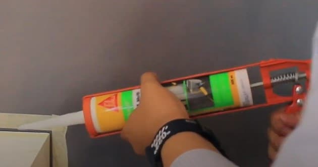 Langkah-langkah Menggunakan Silicone Sealant : Melepaskan dan Mengaplikasikan dengan Presisi