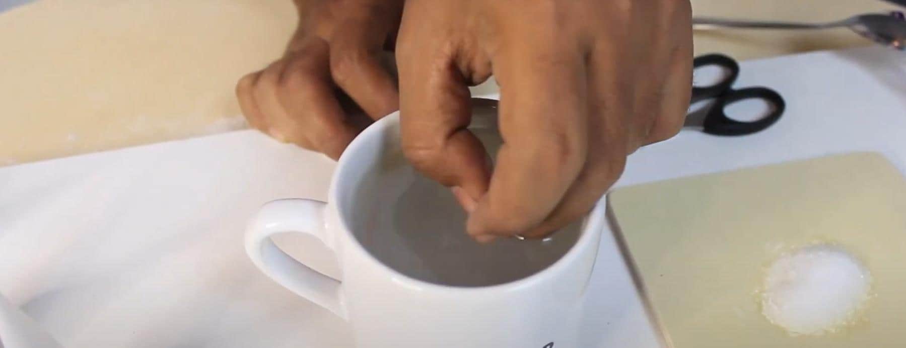 Rahasia Garam dan Super Glue: Cara Ampuh Menghilangkan Lem di Kulit