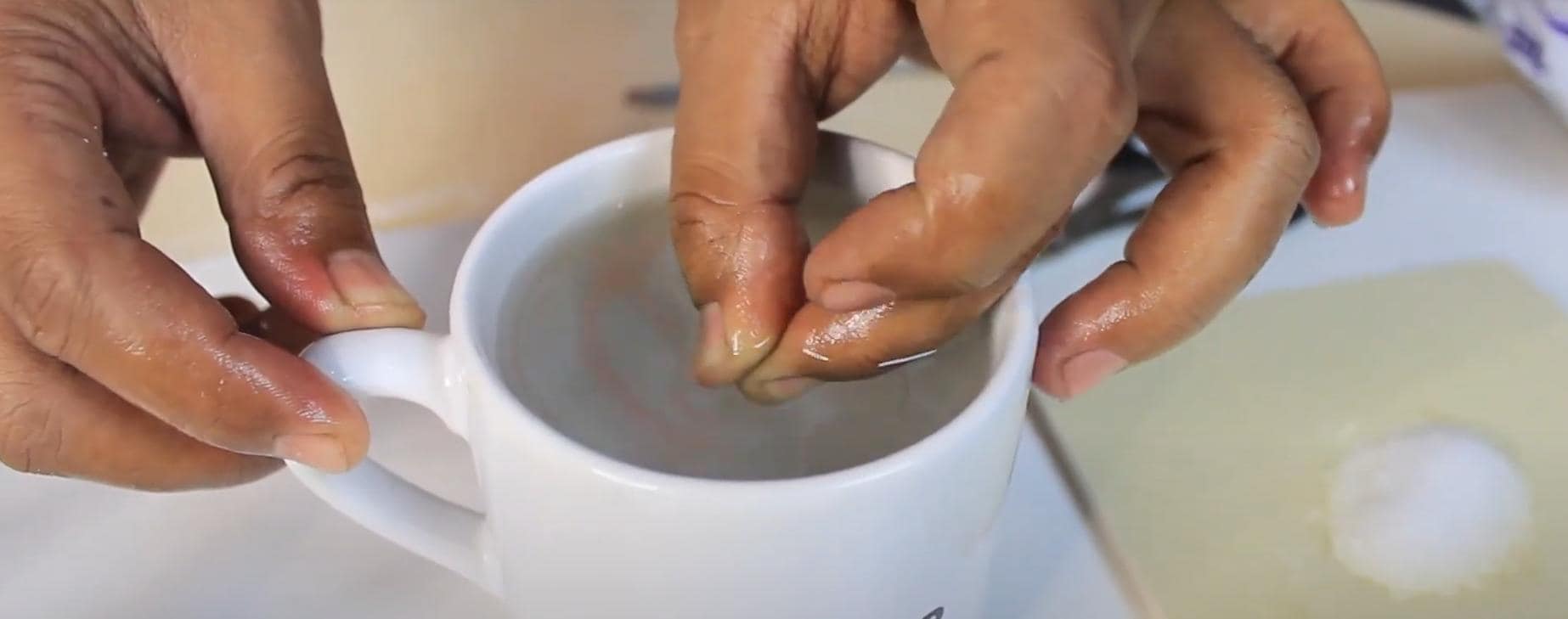 Rahasia Garam dan Super Glue: Cara Ampuh Menghilangkan Lem di Kulit