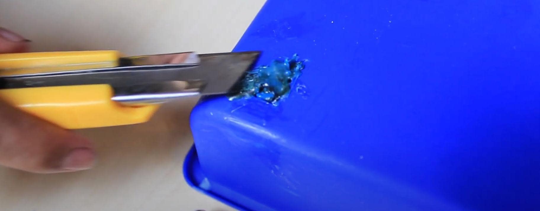 Cara Praktis Menambal Lubang pada Bak Cat dengan Kabel Ties