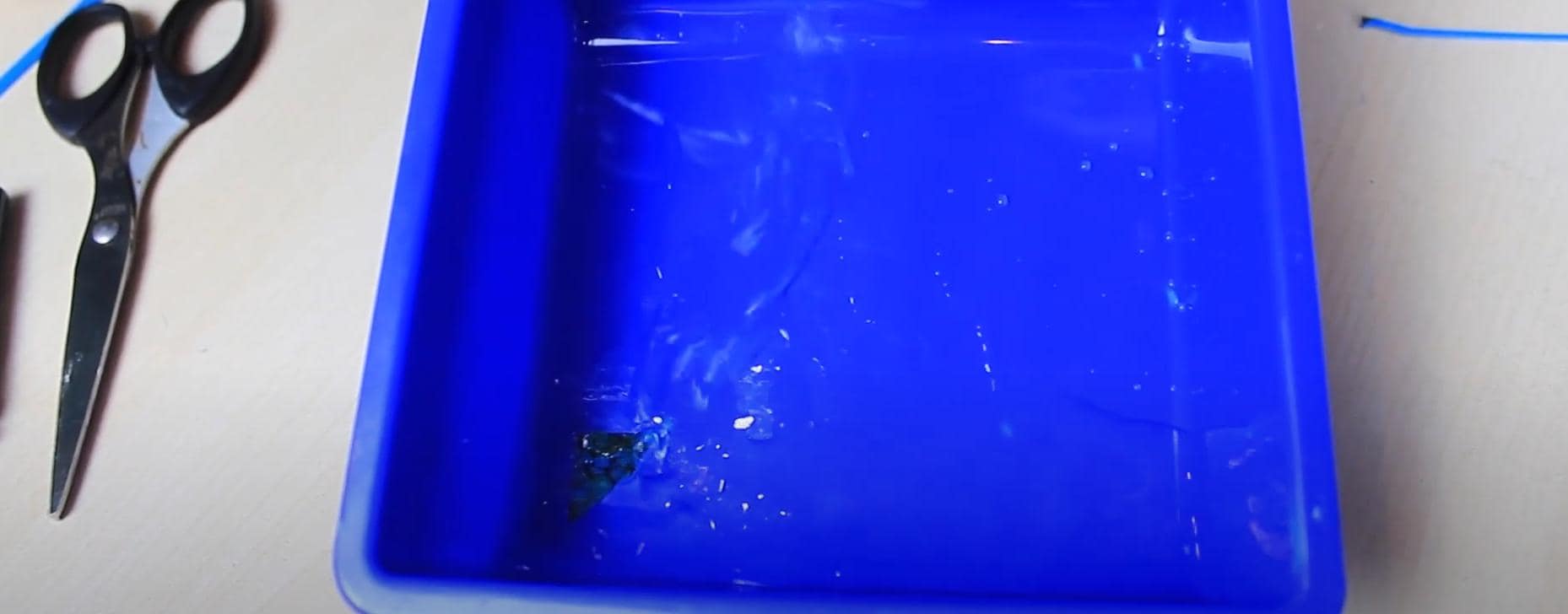 Cara Praktis Menambal Lubang pada Bak Cat dengan Kabel Ties