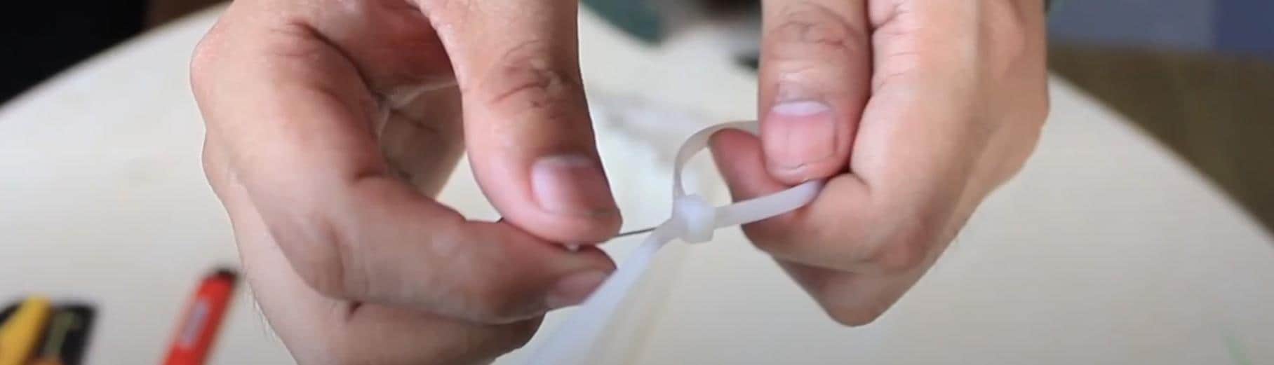 Cara Praktis Menambal Lubang pada Bak Cat dengan Kabel Ties