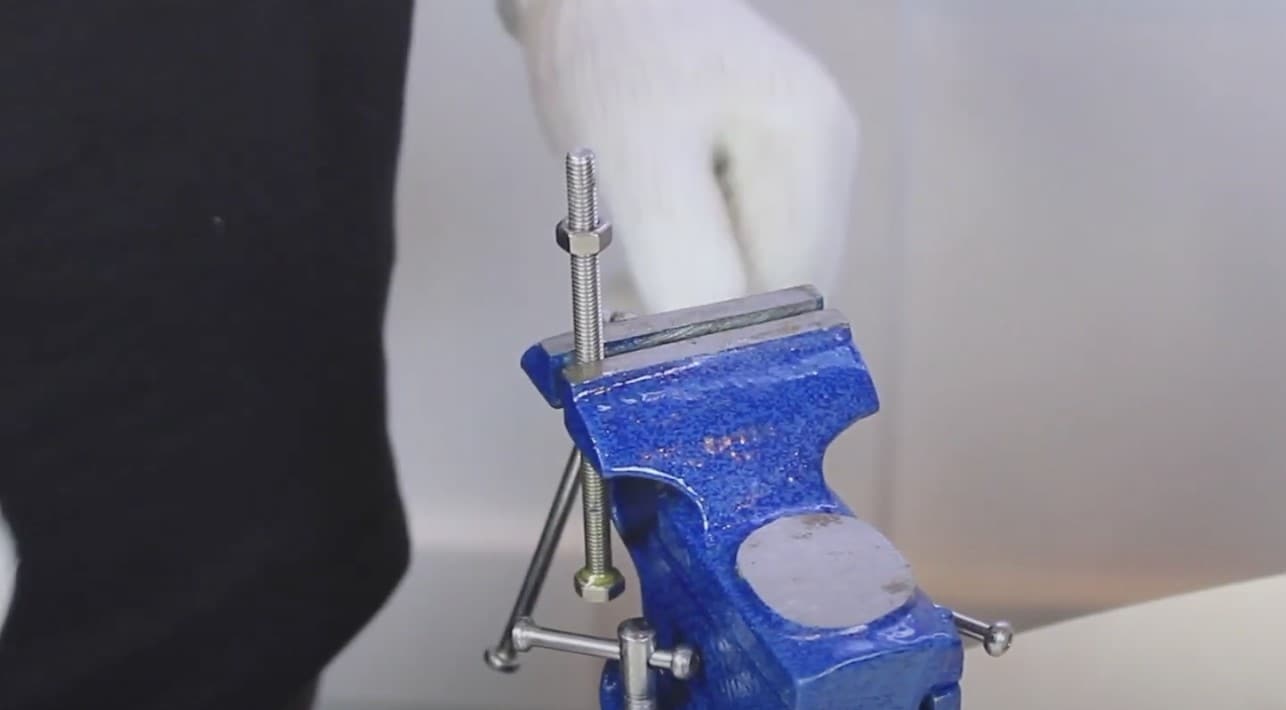 Cara Melepaskan Sekrup Rusak dengan Praktis dan Membuat Ulir Baut yang Presisi