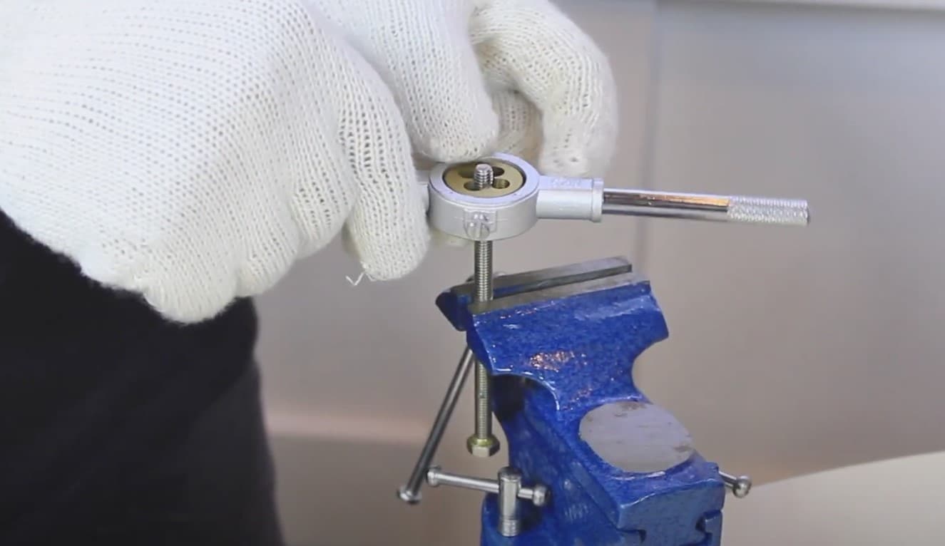 Cara Melepaskan Sekrup Rusak dengan Praktis dan Membuat Ulir Baut yang Presisi